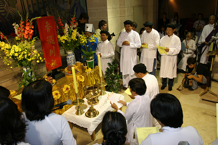 obsèques au temple, rituels bouddhistes, prières avant crémation