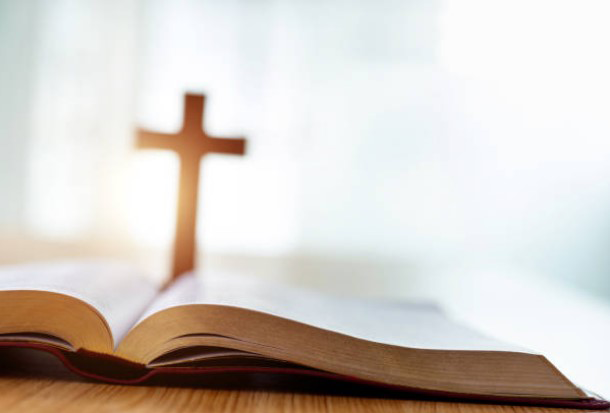 cérémonie funéraire au temple avec textes bibliques