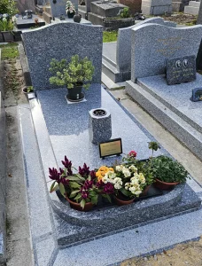 déposez des fleurs au cimetière